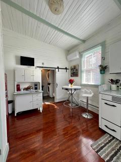 Centrally Located Garden Cottage - New Orleans - 1
