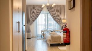 Classy Modern Studio Canal and Pool View - Abu Dhabi - 1
