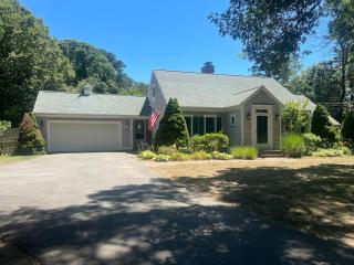 Perfect location! Minutes to beaches! Beach pass! - Barnstable - 9