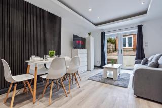 5 Bedroom 3 Bathroom House - Sleeps 10 - Central Location , Self Check-In, Fast Wifi and Smart TV by Yoko Property - Banbury - 7