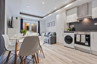 5 Bedroom 3 Bathroom House - Sleeps 10 - Central Location , Self Check-In, Fast Wifi and Smart TV by Yoko Property - Banbury - 5