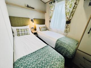 3 Bedroom Caravan MC34, Lower Hyde, Shanklin, Isle of Wight - Shanklin - 2