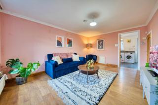 Stylish 2-Bed Apartment with Private Driveway - Glasgow - 4