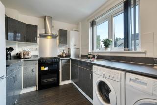 Stylish 2-Bed Apartment with Private Driveway - Glasgow - 6