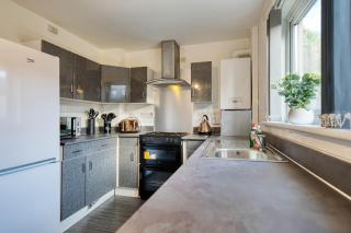 Stylish 2-Bed Apartment with Private Driveway - Glasgow - 1