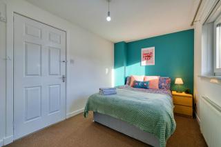Stylish 2-Bed Apartment with Private Driveway - Glasgow - 7