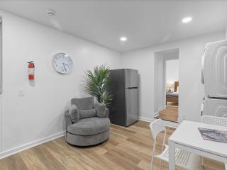 Lawrenceville Central !2 Stylish and Quiet One Bedroom Apartment with Free Street Parking - 8