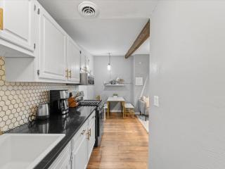 Lawrenceville Central !3 Large and Spacious One Bedroom Apartment with Free Street Parking - Pittsburgh - 1