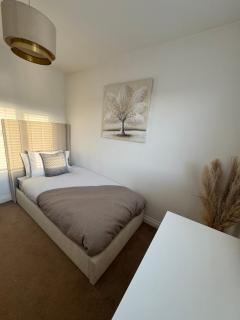 Modern & Spacious 3-Bedroom Home in Dartford, Ideal for Families, Groups and Contractors - Dartford - 4