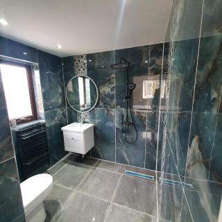 6 Bedroom Bungalow in Upminster - - 6