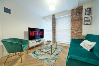 Luxury Nostalgic City Centre Stay with Pool Table, Netflix, Sofa bed, Sleeps 6, Nostalgia Stays - Birmingham - 8