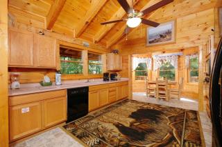 Arcade game, hot tub, spacious beautiful log cabin! Gatlinburg log cabin! - Gatlinburg - 6