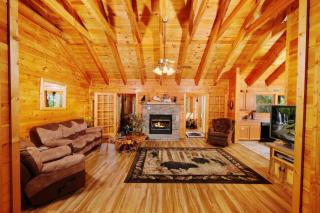 Arcade game, hot tub, spacious beautiful log cabin! Gatlinburg log cabin! - Gatlinburg - 1
