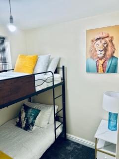 Spacious 3BR Home in Colchester, with Private Parking - Colchester - 5