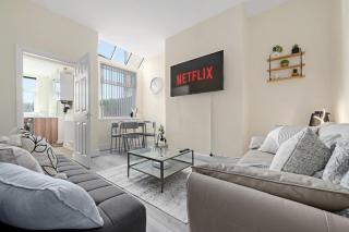 Manchester 4-Bed Home Perfect for Contractors & Families w Free Parking - 8