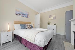 Luxury Manchester 4-Bed Home Perfect for Contractors & Families w Free Parking - 0