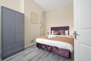 Manchester 4-Bed Home Perfect for Contractors & Families w Free Parking - 0