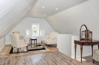 Luxurious Condo with Balcony in Kitchener - 9