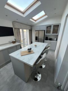 Stylish Home Away From Home! 6 Minutes from Beach! - Wirral - 9