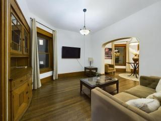 Wrigleyville Gem with Hidden Bar & Vintage Charm - Chicago - 9
