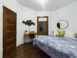 Wrigleyville Gem with Hidden Bar & Vintage Charm - Chicago - 5