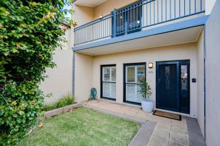 Central Modern Spacous Townhouse 290B - Temora - 5