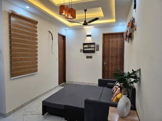 1 BHK Apartment in Dehradun with Mussoorie Mountain View - Buddy Mountain Escape - 8