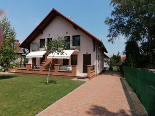 3 szobás ház saját stéggel Balatonfenyvesen, vízparti utcában, a tótól 50 m-re - Balatonfenyves - 0