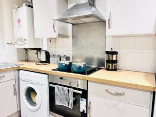 4-Bedroom Canterbury Home close to Cathedral - 1