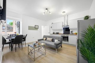 Ideal Lodgings In Urmston - 0