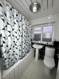 3 Bedroom House Available - Hounslow - 8
