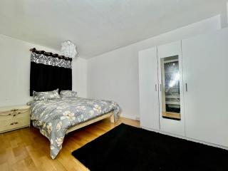 3 Bedroom House Available - Hounslow - 7