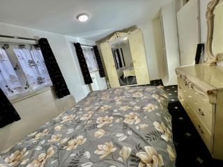 3 Bedroom House Available - Hounslow - 5