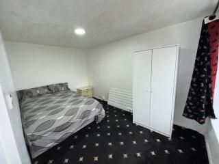 3 Bedroom House Available - Hounslow - 3