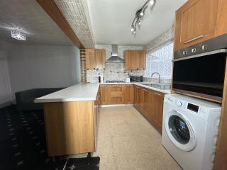 3 Bedroom House Available - Hounslow - 1