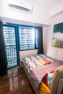 Cozy Peacock hideaway Stylish Makati Condo 300 Mbps Gym Swim Park - 9