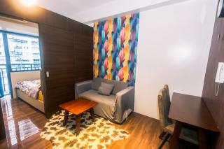 Cozy Peacock hideaway Stylish Makati Condo 300 Mbps Gym Swim Park - 1