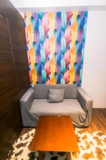 Cozy Peacock hideaway Stylish Makati Condo 300 Mbps Gym Swim Park - 2