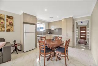 4 Bedroom Peaceful stay in Wright with plenty of room to be with family or friends - Weston Creek - 8