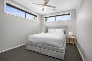 One Mimosa Bnb, 3 bedrooms - Golden Square - 1