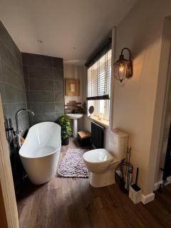 Hot tub Retreat In The Valley's Of South Wales - 1