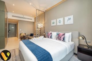 Vogue DAMAC Maison Prive - Stunning 17th Floor Balcony & Pool with Canal Views Prime Business Bay Location, Near Downtown & Burj Khalifa - Dubai - 1