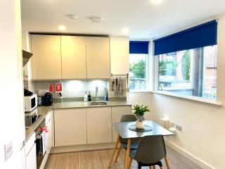 Central Leigh, on the Broadway, private gated parking, balcony - 3