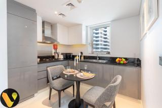 Vogue DAMAC Maison Prive, Pool & Canal Views, Spacious Kitchen Prime Business Bay Location, Near Downtown, Burj Khalifa & The Dubai Mall - 3