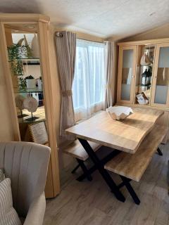 Stylish Inviting 2 Bedroom Caravan with Sea View - 7