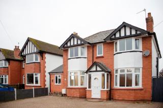 Tudor-Themed 6-Bed Gem, Spacious & Unique Village Stay - Powick - 0