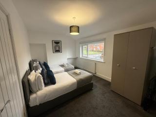 Cromwell-2 Bed Great for Contractors with Drive WiFi - 5