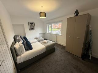 Cromwell-2 Bed Great for Contractors with Drive WiFi - 1