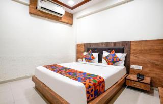 Hotel Whitehouse - Best Family Stay in Vrindavan- Ideal for families - Inhouse Parking -Free 5G Internet - 4