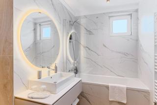 Cozy Elegant Stay with Mountain Views & Parking - Brasov - 5